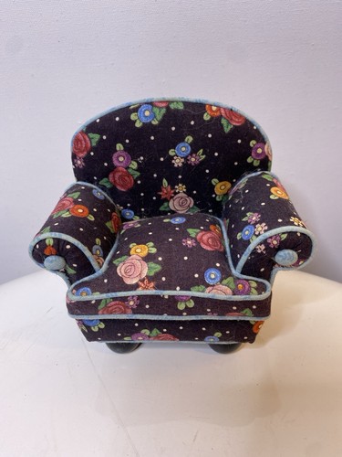 MARY ENGELBREIT COLLECTIBLE CHAIR PIN CUSHION By Dritz