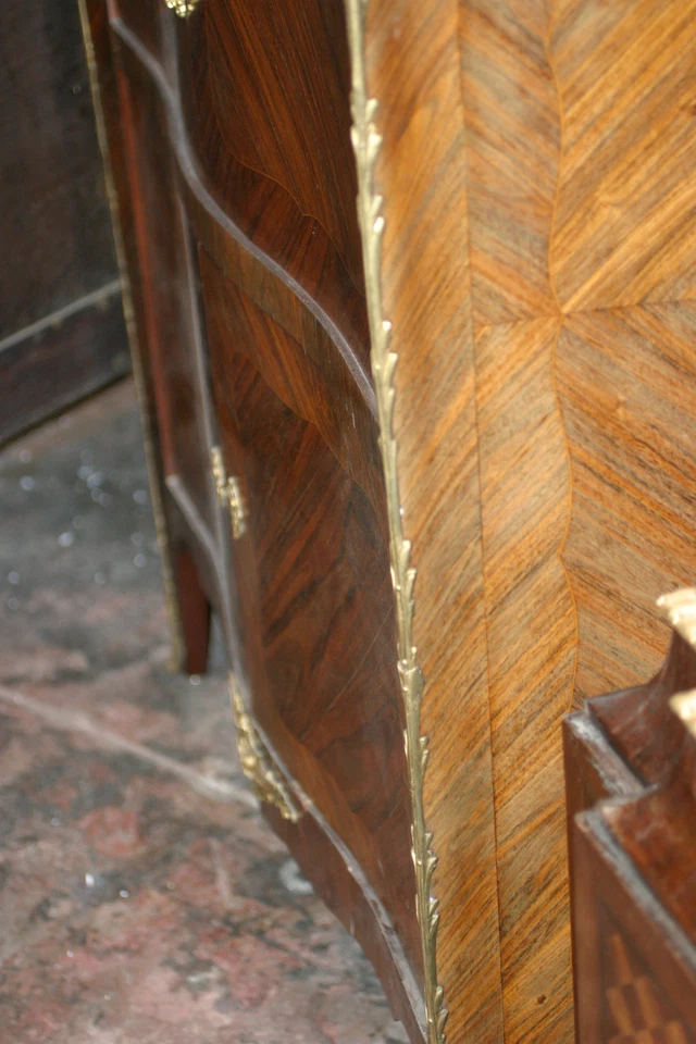 ARMÁRIO ANTIGO ESTILO FRANCÊS LXV BRONZE, TAMPO DE MÁRMORE 19º C. - Imagem 4 de 4