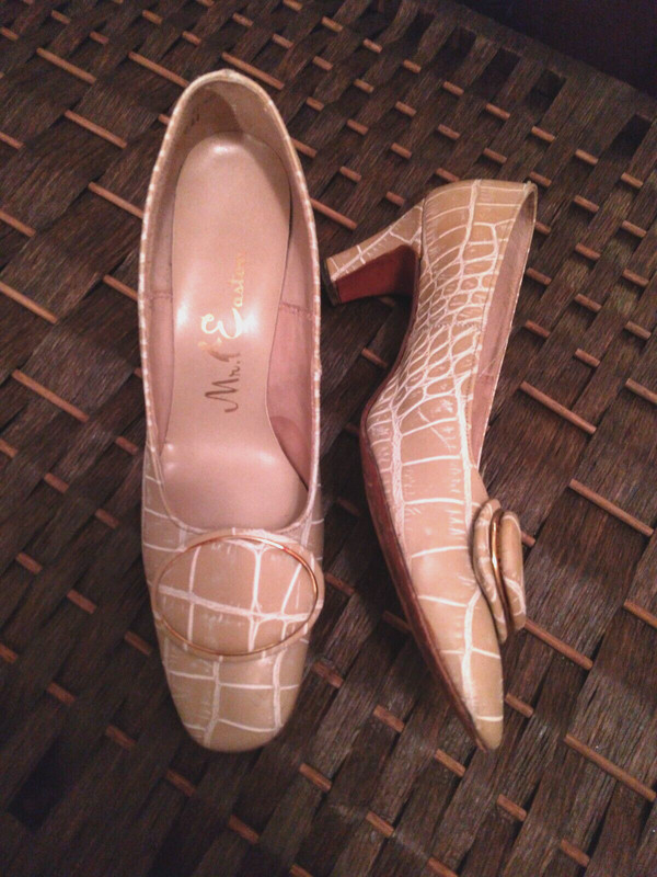 WOMENS VINTAGE MR. EASTON BEIGE WHITE CROC PRINT PUMPS SIZE 5.5 AA ACCENTED