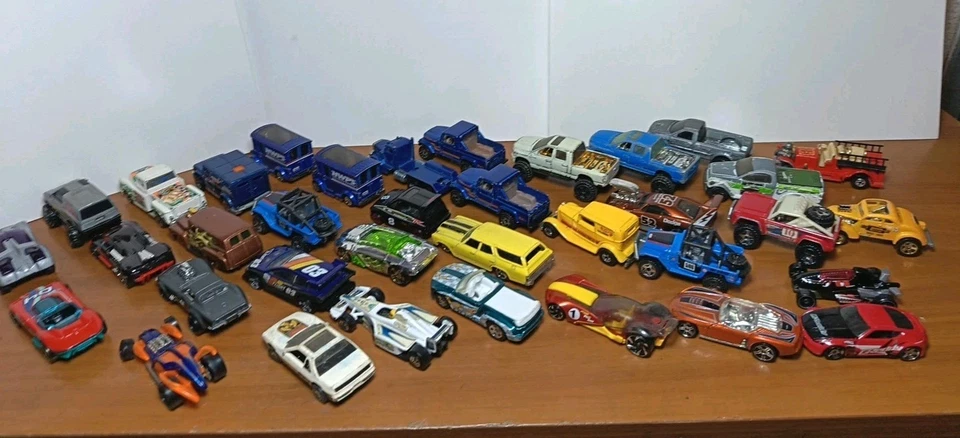 2 LOTTO 36 HOT WHEELS JEEP CAMION PICKUP VARIE SERIE IDEALI PER MERCATINO - Immagine 2 di 4