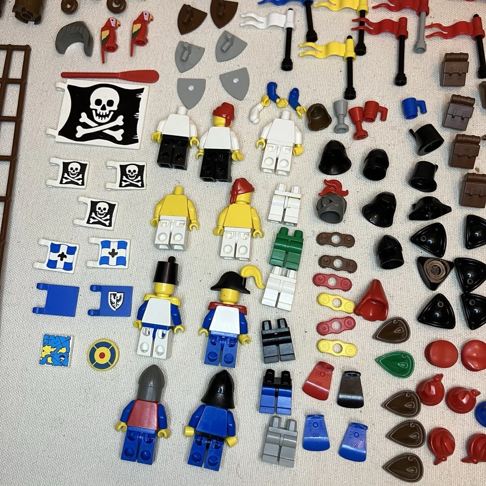 Vintage Lego Minifigure Castle Knights & Pirates Accessories & Parts Mixed Lot - Image 3 of 4