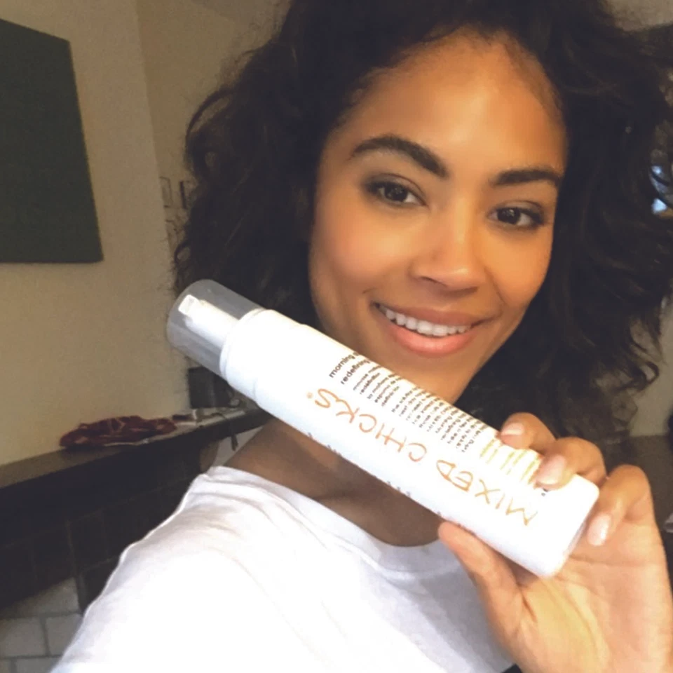 Mousse de espuma redefinidora para rizos refrescante por pollitos mixtos Foto 4 de 4