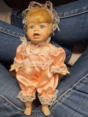 Kleine Vintage Porzellanpuppe 1980 mit blonden Haaren und blauen Augen