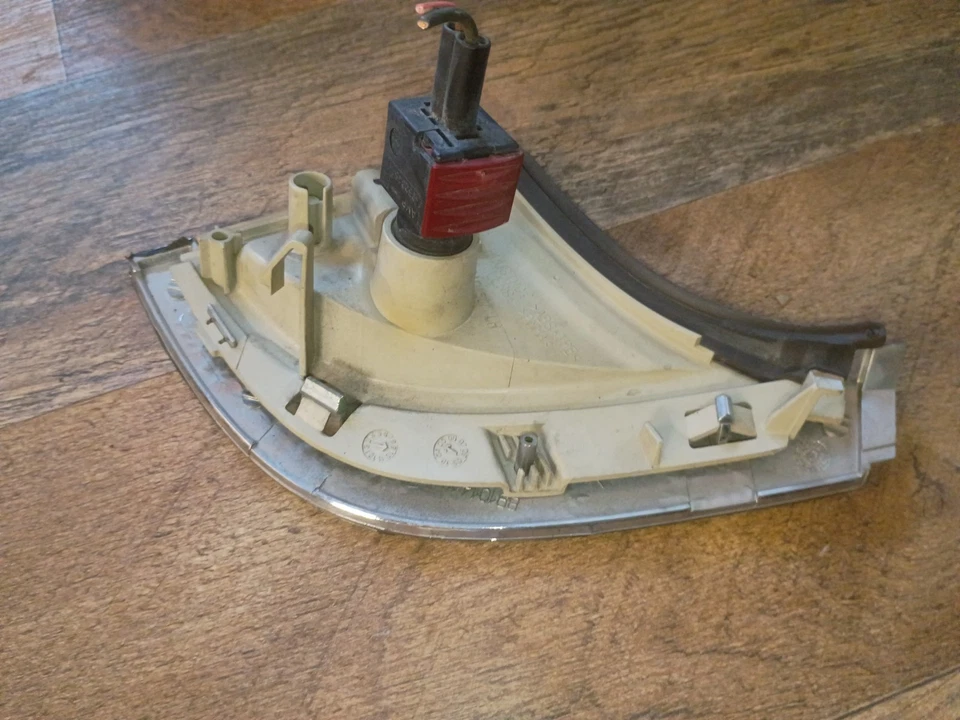 2006 - 09 Saab 9-5 LEFT / Driver Corner Marker Light Lamp  89101507 - Image 4 of 4