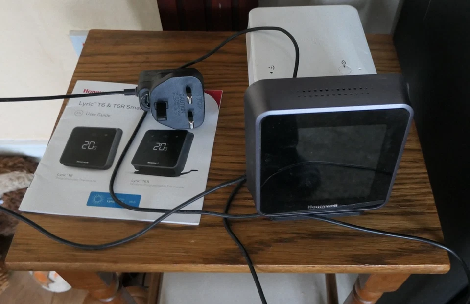 HONEYWELL LYRIC T6R INTELLIGENTES THERMOSTAT UND EMPFÄNGER. Bildschirm funktioniert nicht.