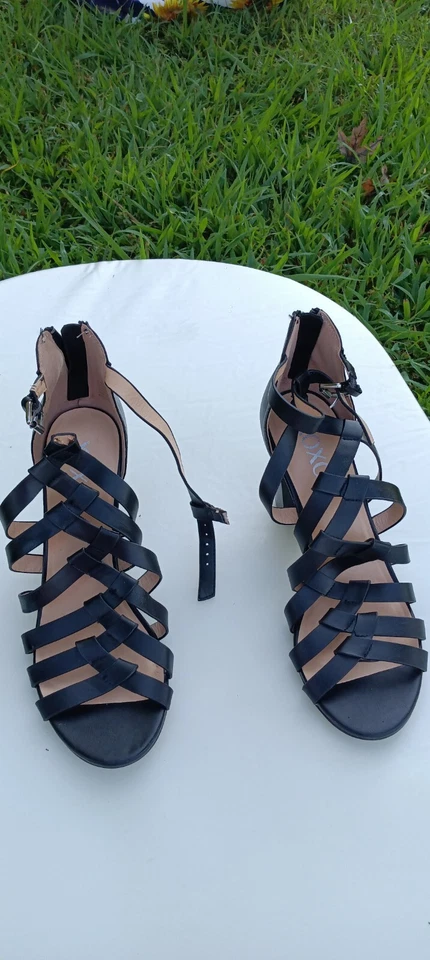 Sandalias de tacón Xoxo de cuero negro Foto 2 de 3