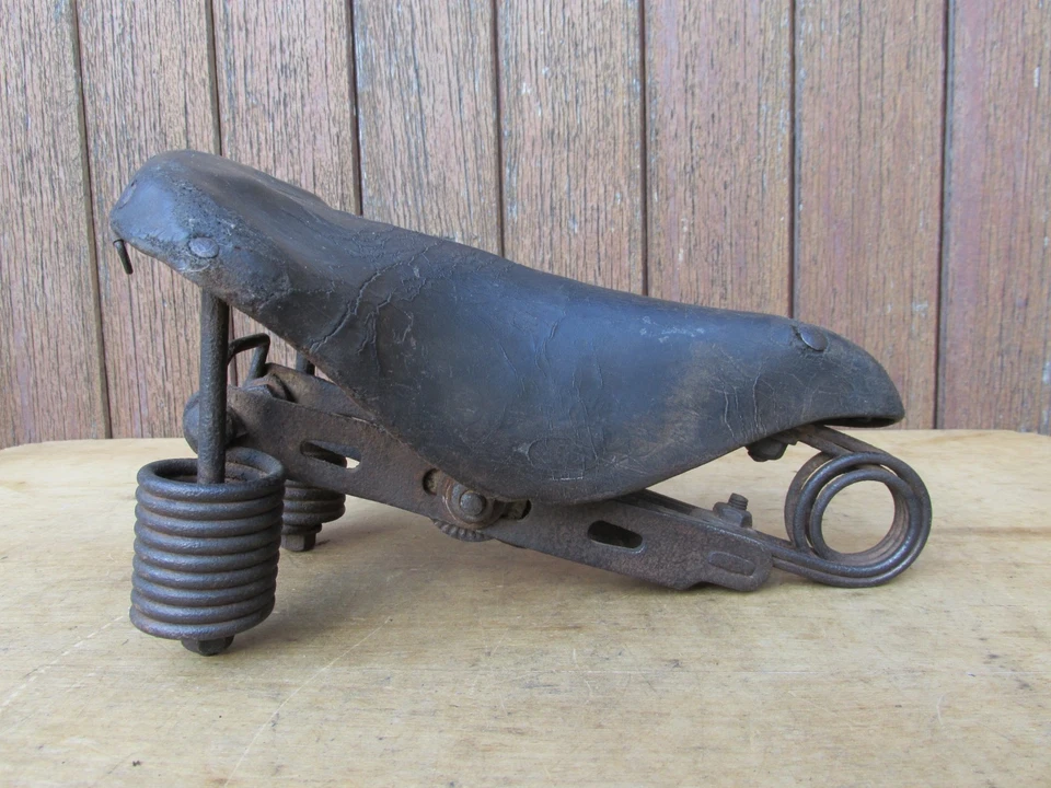 MEILLEURE ANCIEN SELLE CUIR VELO PORTEUR MOTO CYCLOMOTEUR BICYCLE SADDLE 1910s - Photo 3/4