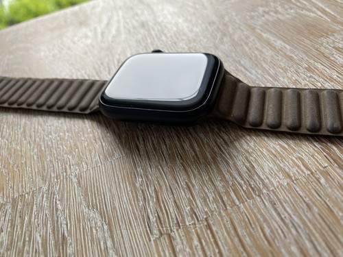 Apple Watch Series 9 45mm - Mitternacht & Apple Lederarmband - Zdjęcie 6 z 13