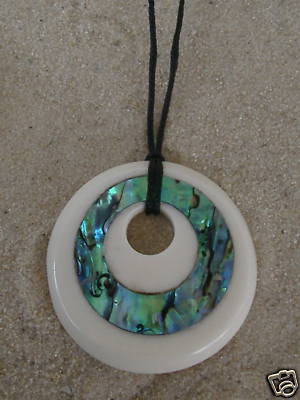 Maori Knochen Carving mit Paua Muschel  Neuseeland