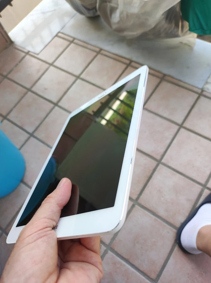Samsung Galaxy Tab S2 · 32GB · Wi-Fi + Cellular, foto 2 di 5