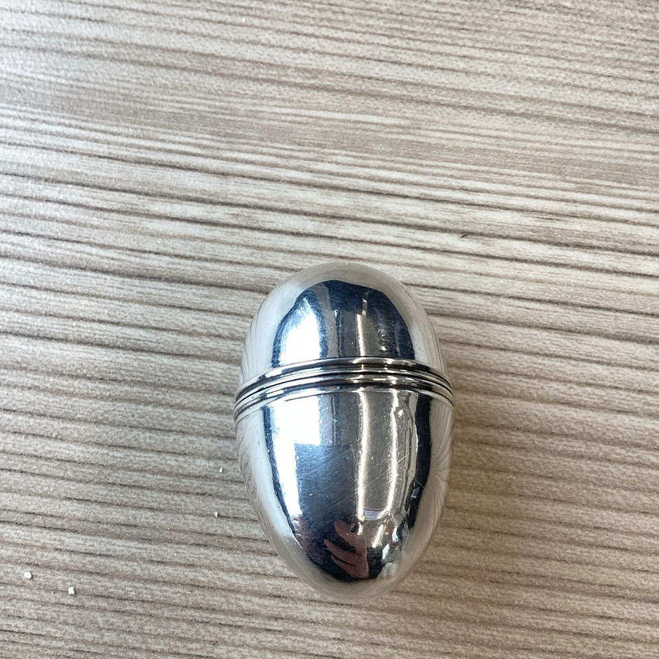 Antiguo rallador de nuez moscada georgiano del siglo XVIII de plata maciza en forma de huevo Londres 1792 Foto 2 de 4