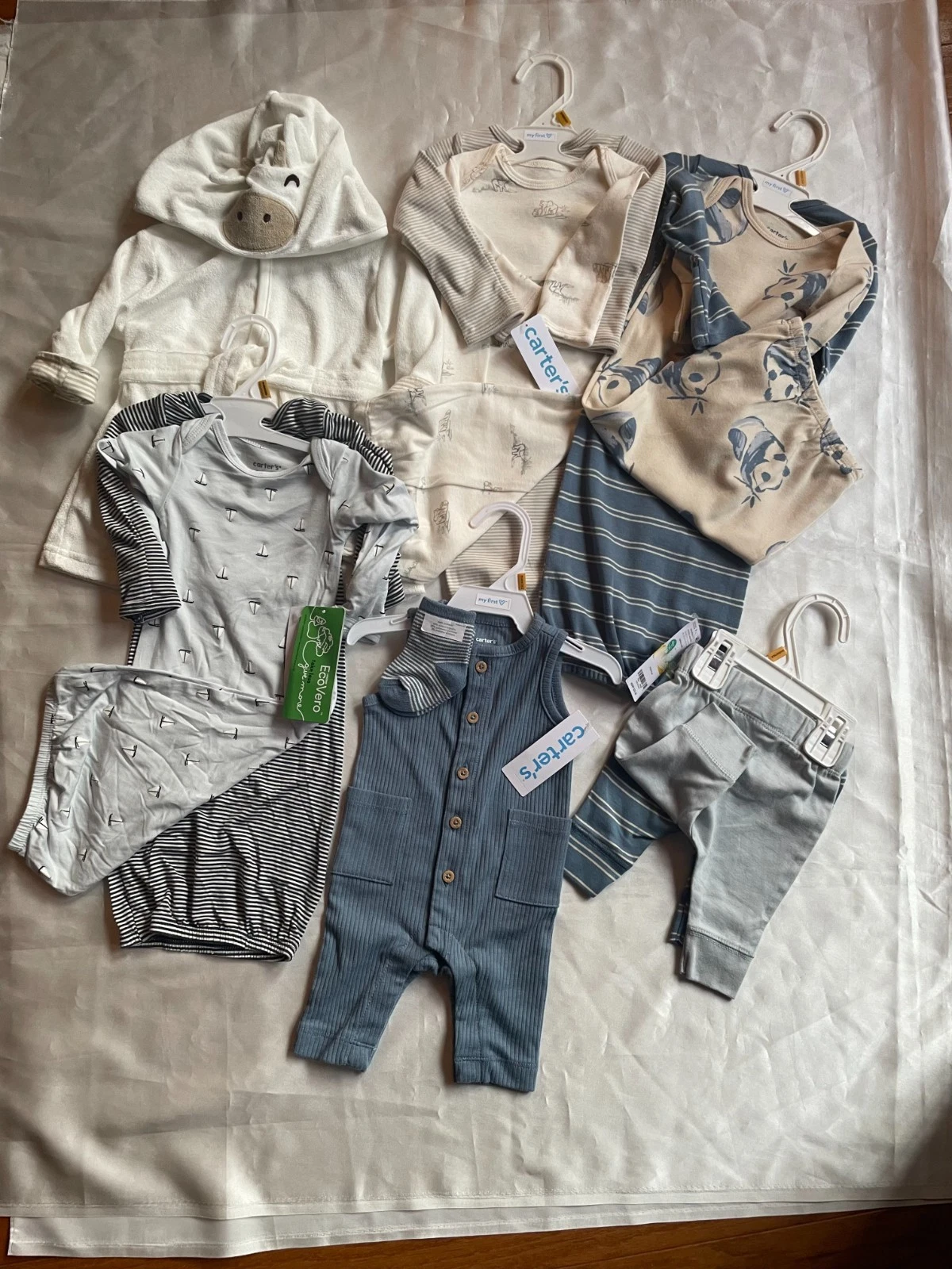 NWT Boys Carters Newborn 11pc Layette Bundle Bathrobe Pants One piece Body Suits
Opens in a new wind