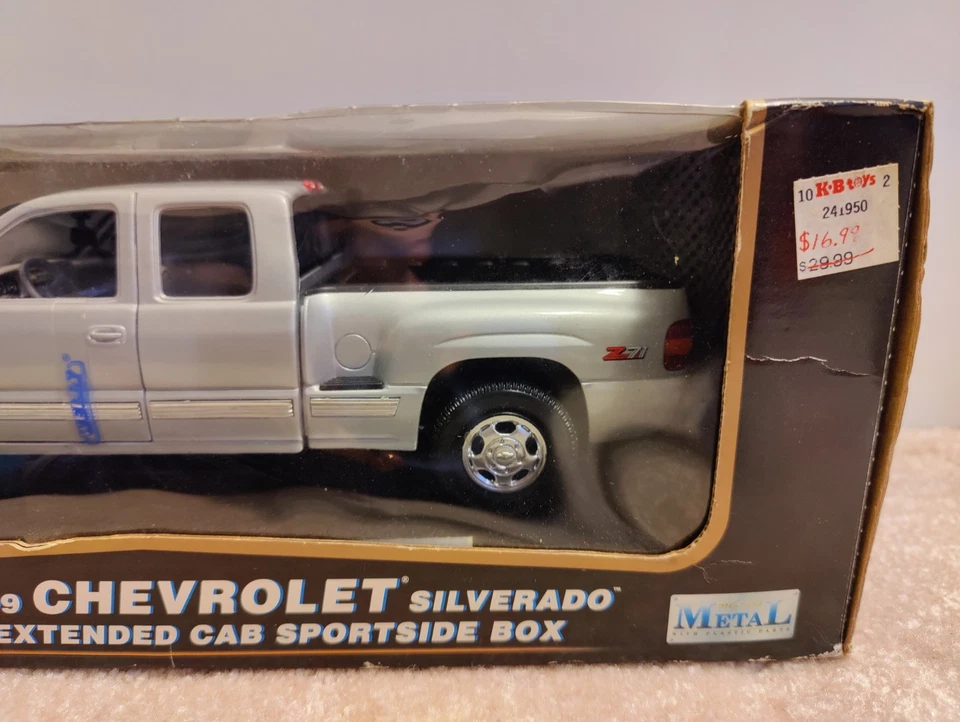 🏁 WELLY Silver 1999 Chevrolet Silverado Extended Cab Pickup Truck 1/18 🏁 - Image 3 of 4