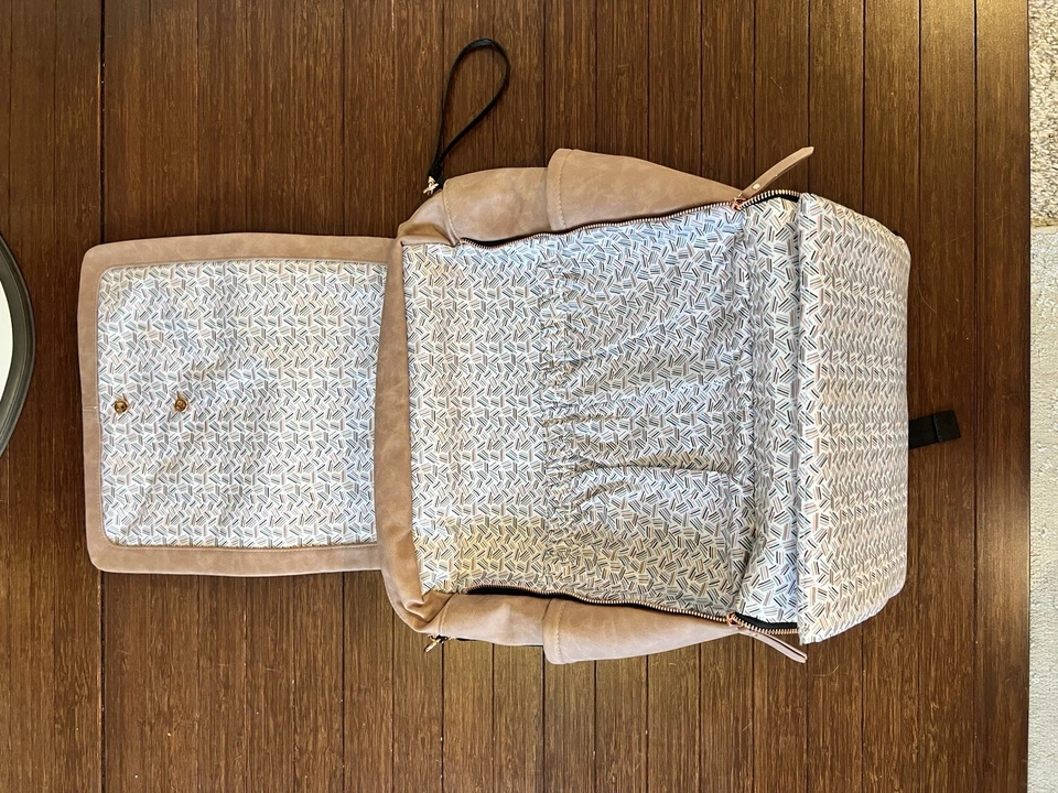 Mochila cuadrada con fondo de pepinillo Petunia en cuero sintético mate rosa polvoriento Foto 4 de 4