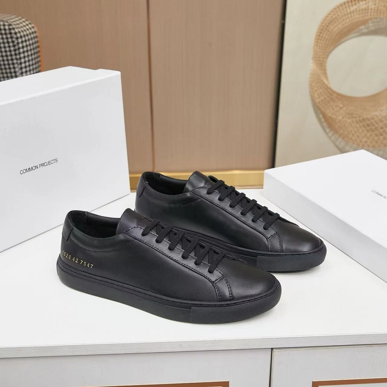Nuovissime scarpe casual Common Projects nere taglio basso per uomo e donna