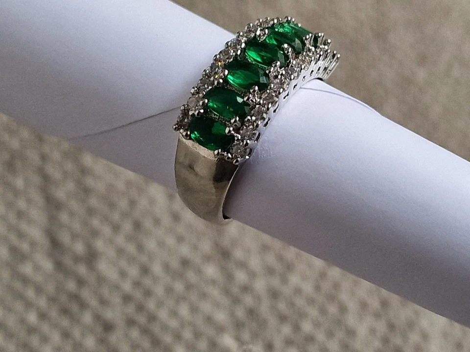 Anello con Smeraldi e Brillantini SINTETICI in argento 925 ANALLERGICO - Immagine 3 di 4