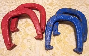 Vintage Roberts Official pitching horseshoes set of 4 Forged USA 2 red 2 blue