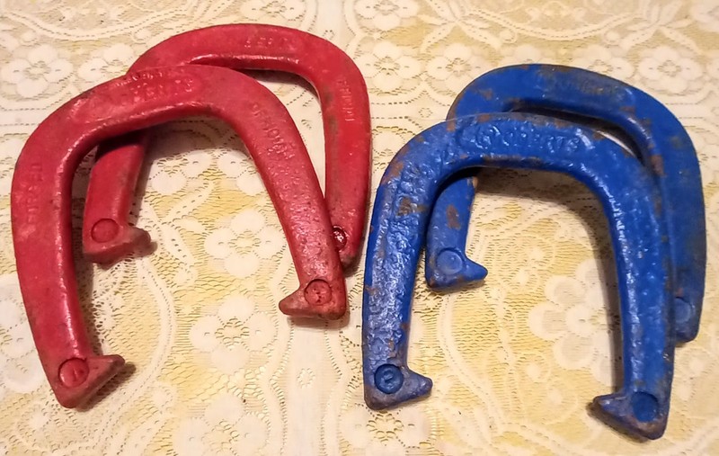 Vintage Roberts Official pitching horseshoes set of 4 Forged USA 2 red 2 blue