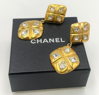 Auth Chanel Vintage Rhinestone Diamond Swing Earrings logo Engraved W/B BA120773