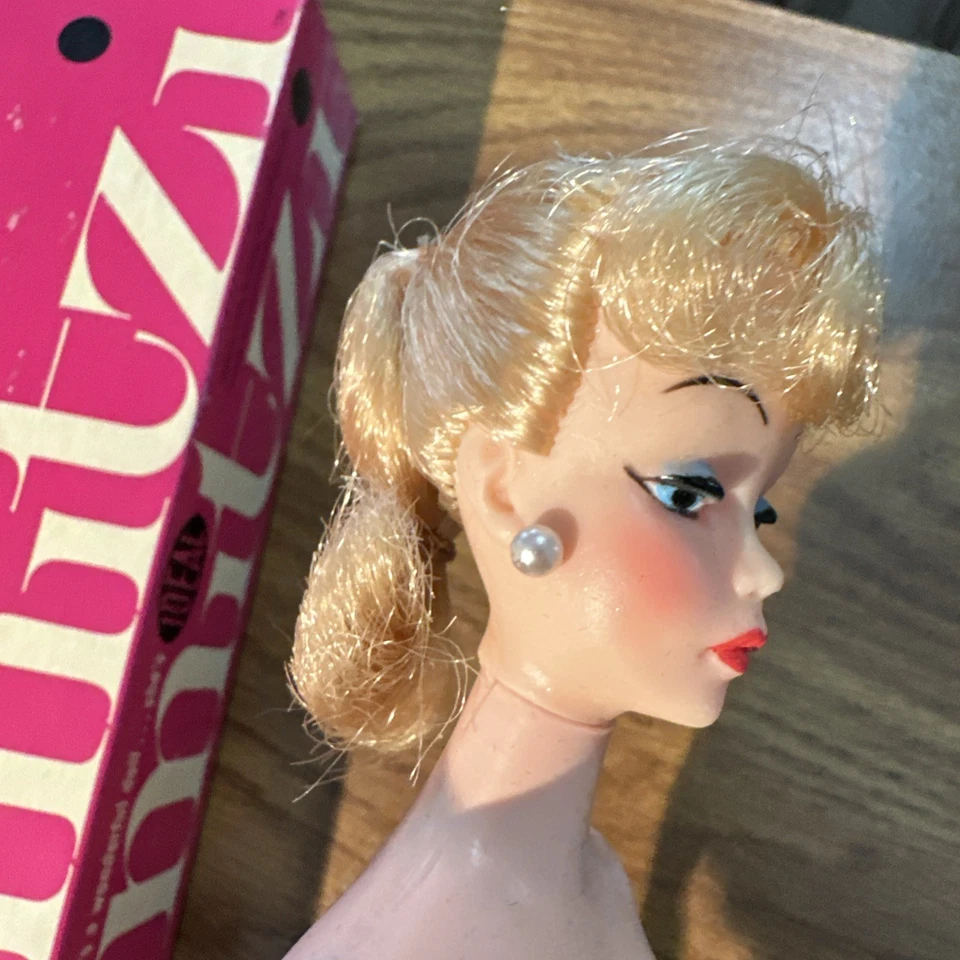原装 20 世纪 60 年代 Ideal Mitzi 娃娃 #9820-2 金发蓝色眼睛带支架和盒 HTF — 第 3/4 张图片