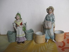 deux salerons moutardier ,femmes en barbotine ,salière sel et poivre