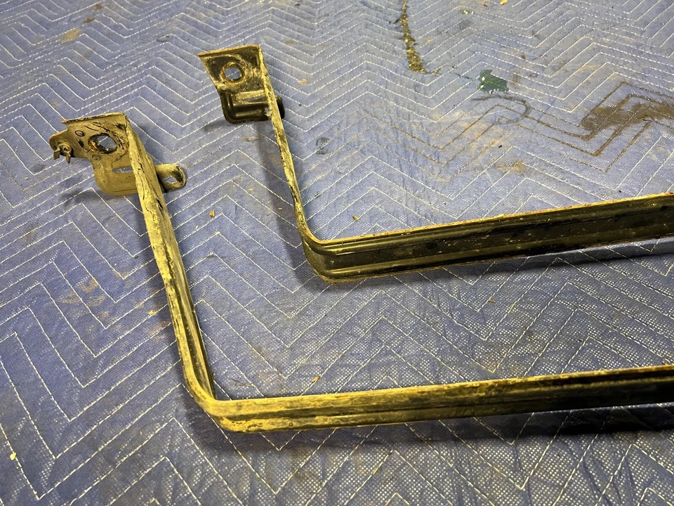 Par de soportes de montaje de correas para tanque de combustible de gasolina Volvo S60R V70R 2005-2007 OEM #1342EM Foto 4 de 4