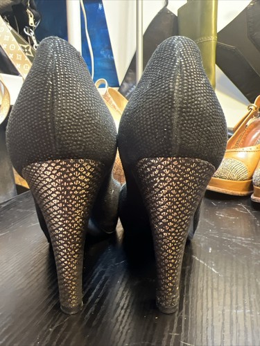 Chanel Shoes 40 CC Logo Platform Pumps Cap Toe Black Textured Gold Accent Charms - Picture 7 of 24