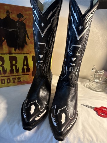 Women’s Corral cowboy boots size 8M Comes W Box With A Little Damage On Top Box.