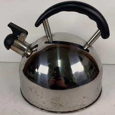 Tetera silbante de acero inoxidable The Healthy Kettle plateada con mango negro
