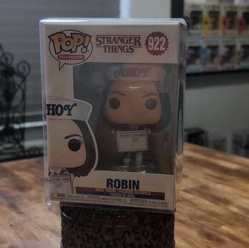 Funko Pop! Vinyl Stranger Things Robin #922 Television 2021 (includes protector)