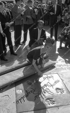 8b03-071 Debbie Reynolds puts hands feet in cement Chinese Theatre 8b03-071 8b03