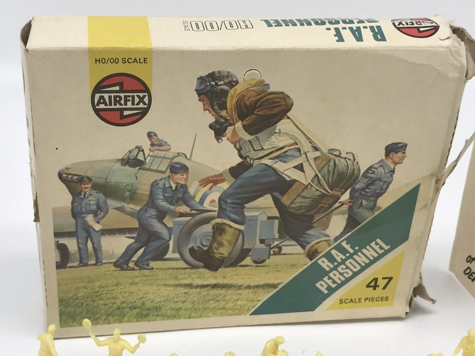 Vintage Airfix H0/00 Scale Model Kit : R.A.F. Personnel 1974 # 01747-5 - Image 4 of 4