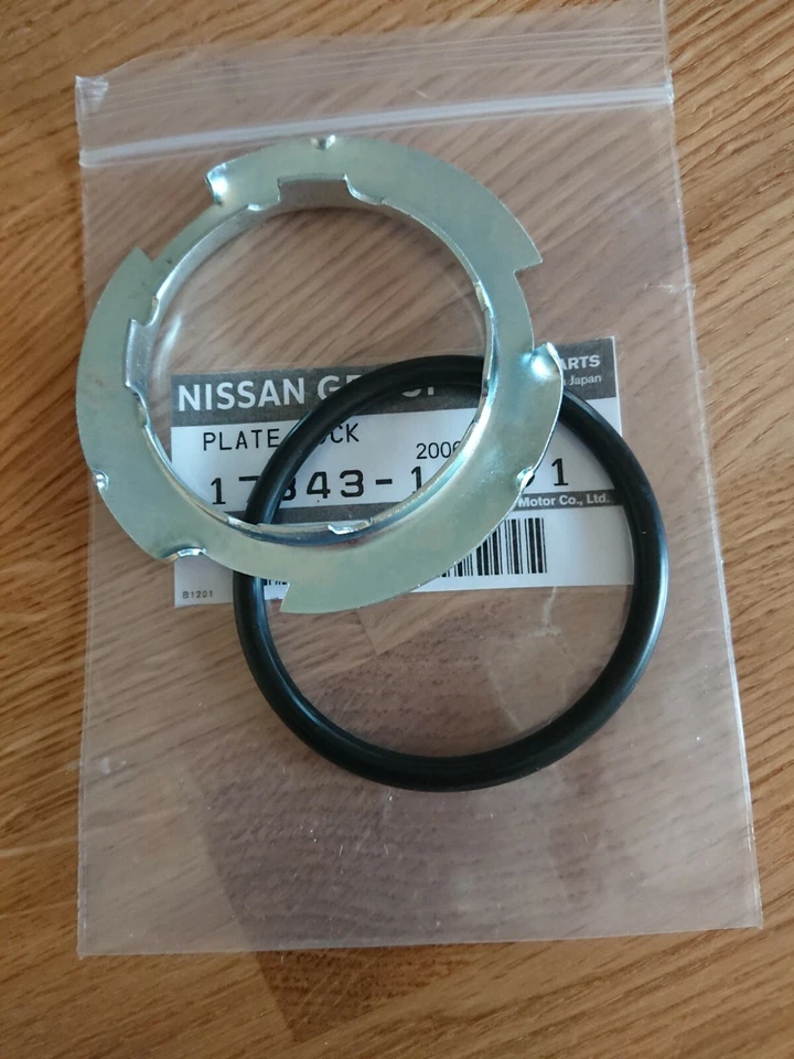 Datsun Patrol 160, anillo de seguridad del remitente del tanque de combustible y sella piezas originales nuevas. Foto 2 de 2