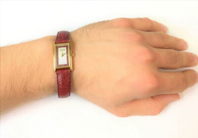 Woman's Gucci Red Watch with Leather Band Model:2600L (19mm