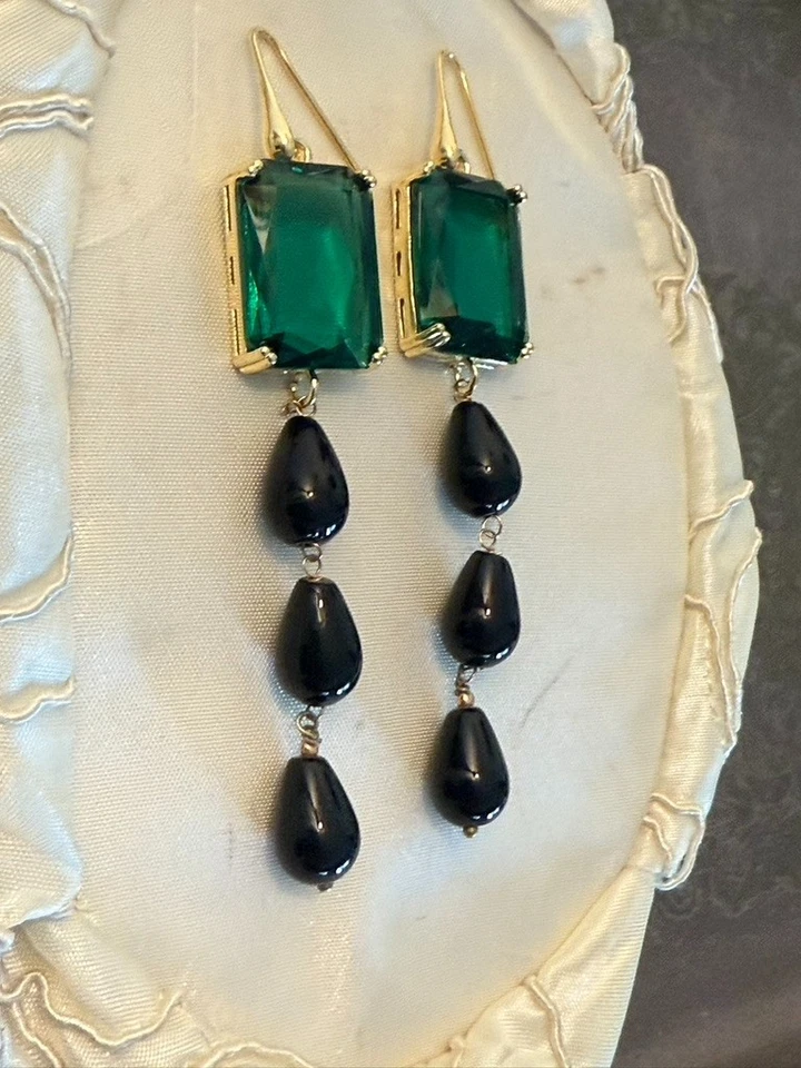 Orecchini pendenti in argento 925 placcato oro con cristallo verde e onice - Immagine 2 di 4