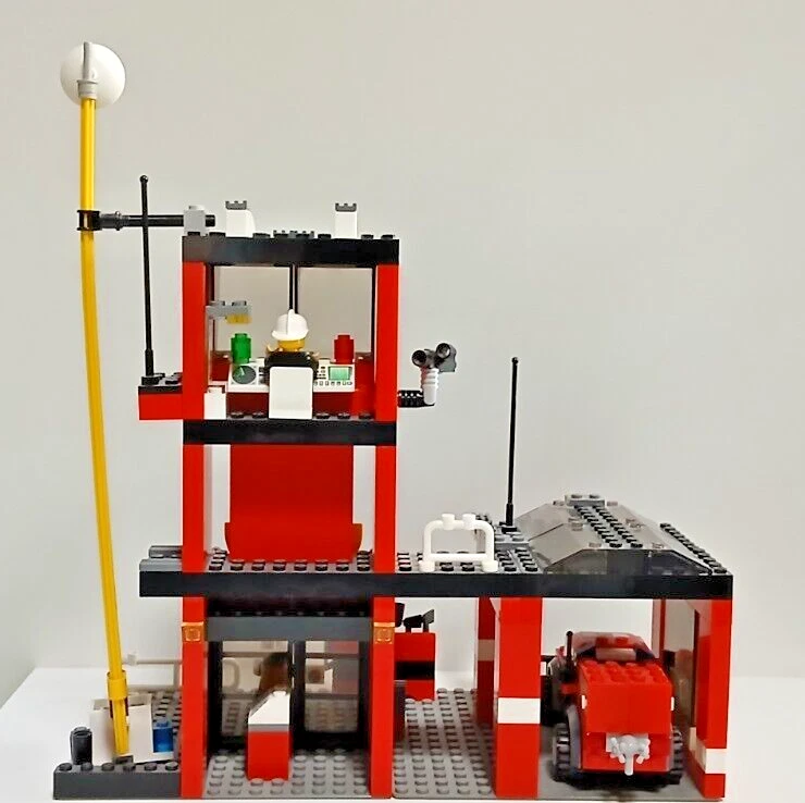 LEGO VINTAGE SET 7240 FIRE STATION UNBOXED WITHOUT INSTRUCTIONS - image 3 of 4
