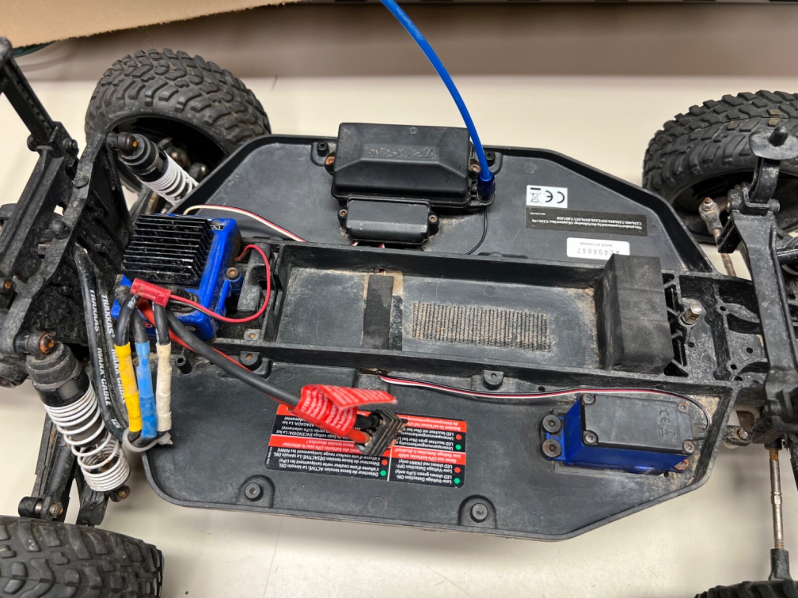 TRAXXAS SLASH 2WD RC CAR 1/10 SCALE BRUSHLESS VELINEON W/ DAKAR BODY