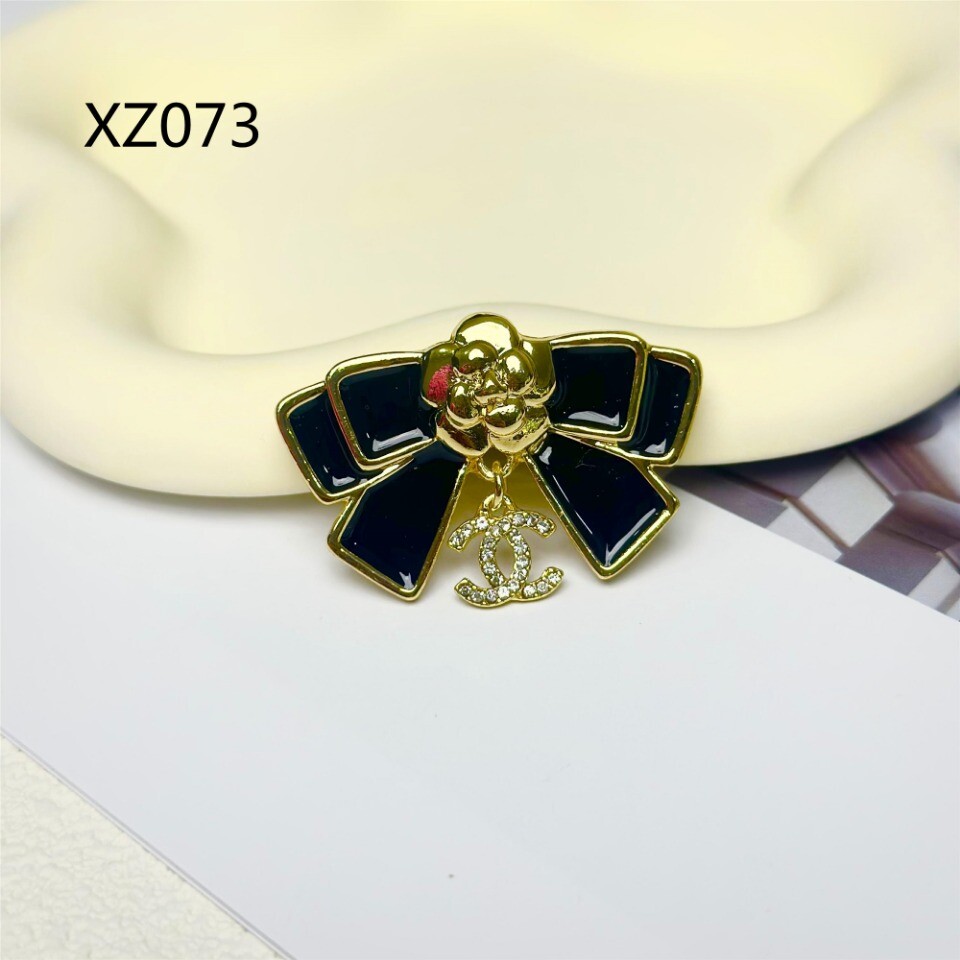 Christmas birthday gift: Jewelry crystal, rhinestone pearl brooch (with box)