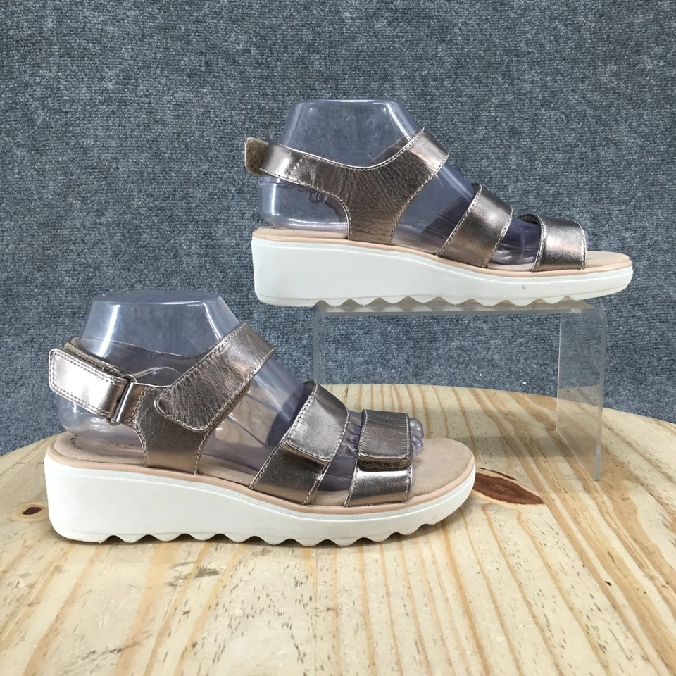 Sandalias Collection by Clarks para mujer 7,5 M Jillian Claire con correa cuña plateada Foto 2 de 4