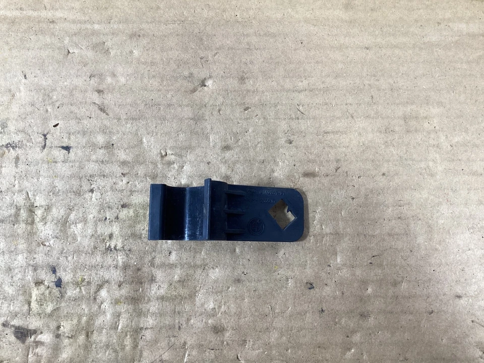 2008 - 2010 BMW M3 ENGINE FILLER PIPE BRACKET 8042867 OEM . - Image 3 of 4