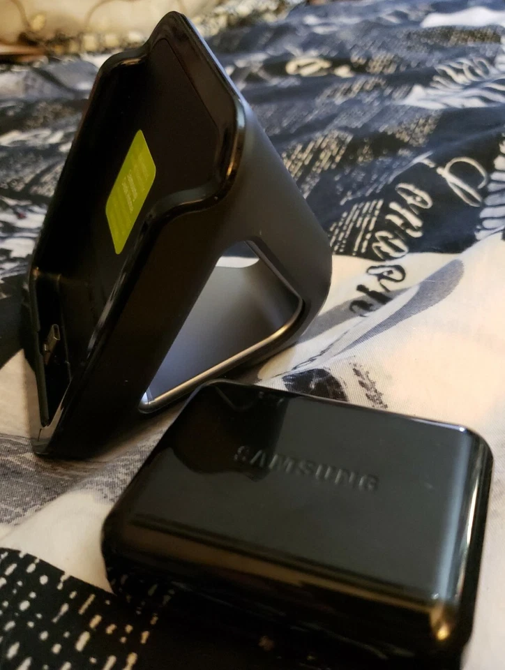 Samsung Desktop Dock / Headphones Combo - Image 3 of 4