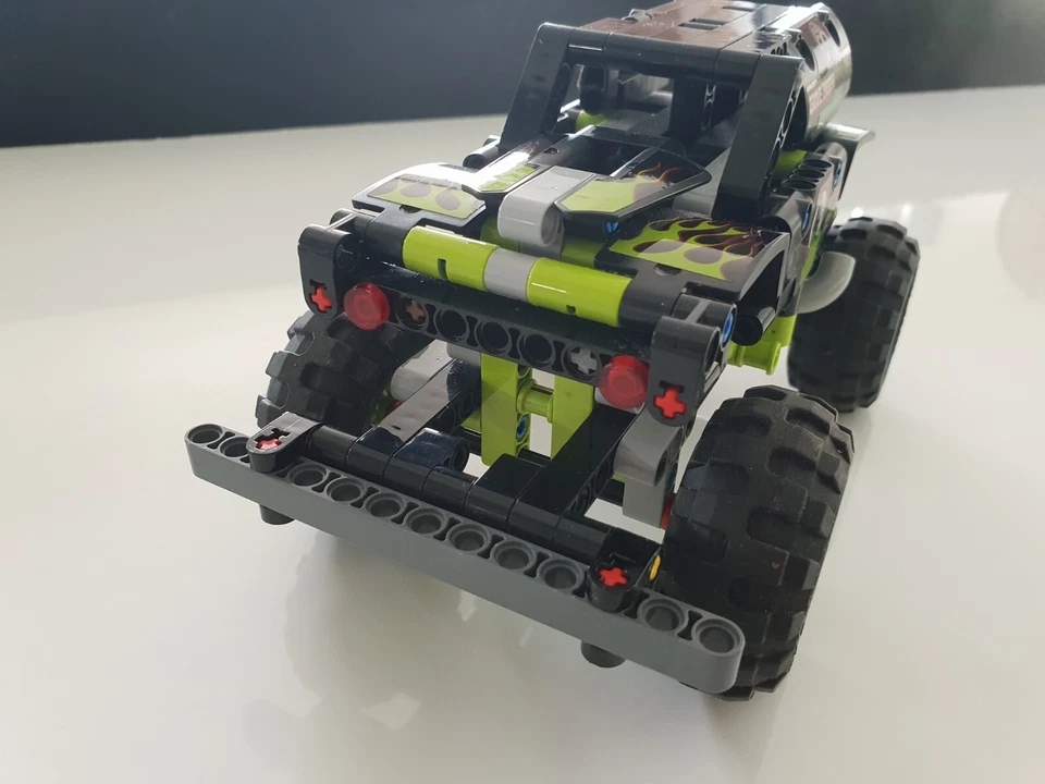 LEGO Technic 42118 Monster Jam Grave Digger, photo 2 sur 5