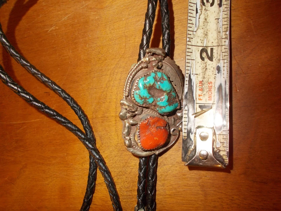 Галстук-боло ручной работы из чистого серебра с бирюзой и красным коралловым камнем навахо - Изображение 3 из 4