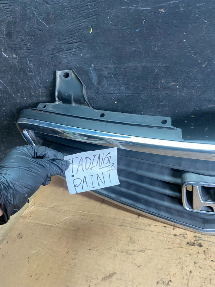 2002 to 2004 Honda Odyssey  Front Upper Chrome Grille Grill Q9942 DG - Image 4 of 4