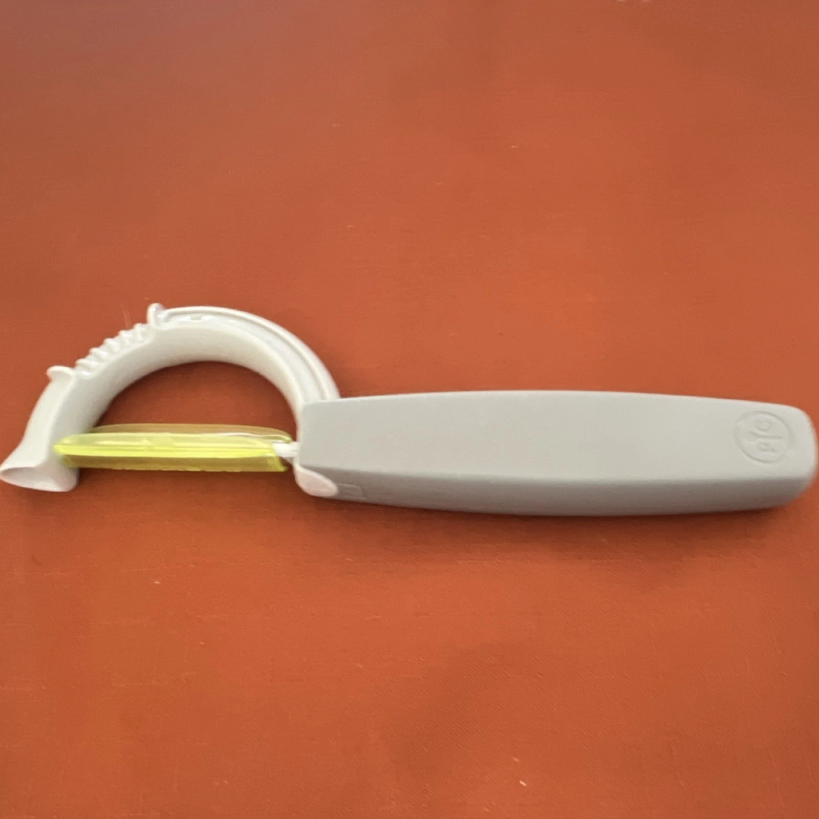 Pampered Chef Gray Vegetable Peeler Manual Plastic & Metal for Vegetables