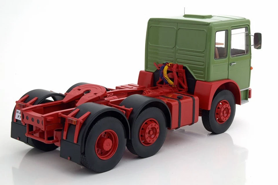 Road Kings 1/18 Scale RK180052 - 1972 MAN 16304 F7 Tractor Truck Green/Red - Image 2 of 4