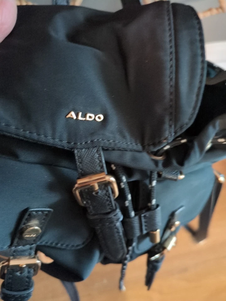 Mochila ALDO Loreswen Mini Negra y Oro Rosa, Múltiples Bolsillos - ¡LINDA!! Foto 2 de 4