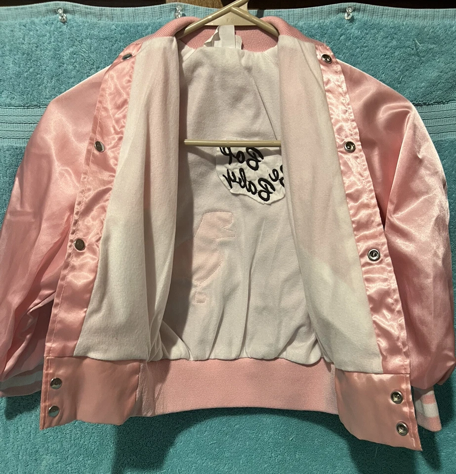 Chaqueta Universitaria Satinada Años 50 Niñas, Bebé Niño Chaqueta Be Bop Caniche Rosa Hecha en EE. UU. Foto 4 de 4