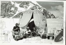 1983 Press Photo Mountain Climbers with Small Tent on Mt. McKinley, Alaska