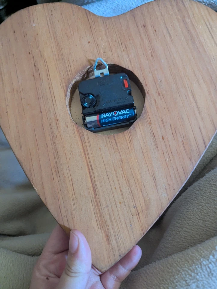 Rustic Country Wooden Heart Shaped Clock With Floral Design Tested - Image 3 of 4